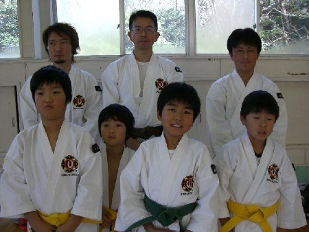 中央が小林拳士です。